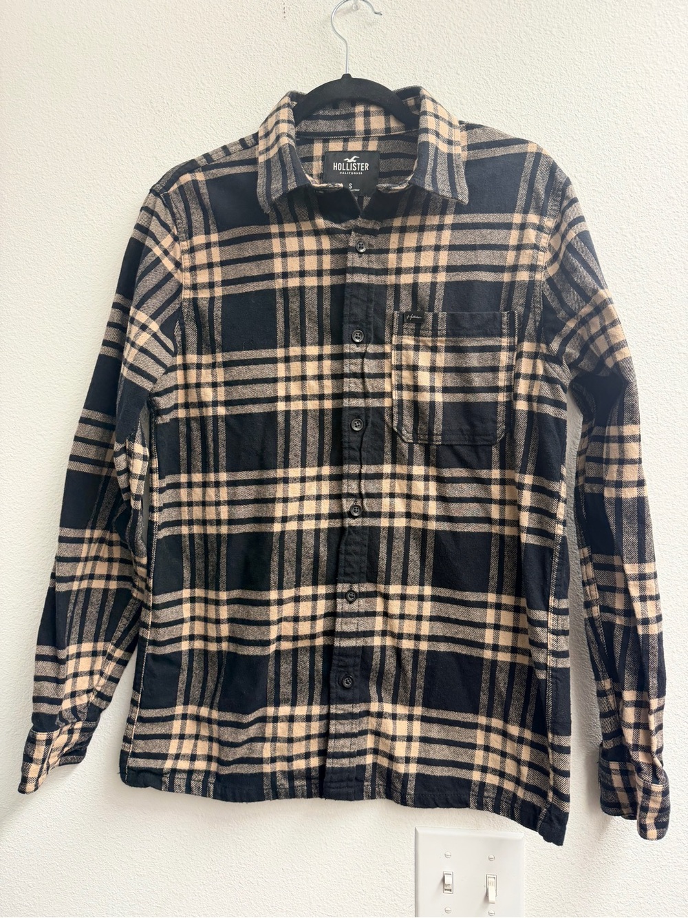 Hollister Men’s Long-Sleeve black & tan Plaid Flannel Shirt size small